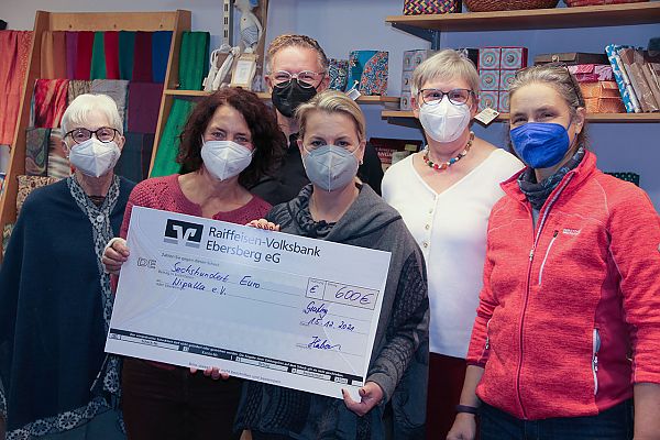 Auf dem Foto freuen sich über die Spende von links nach rechts: im Zentrum: Monika Stöckl vom Verein Wipalla, die von Elli Huber (Weinlokal Zwiefirst) den Spendenscheck erhält. Dahinter Dorothee Woll (fair-Grafing Weltladen), Martin Gruber (Rewe) Angela Reichmeyer und Kristin Fiedler vom fair-Grafing Weltladen.