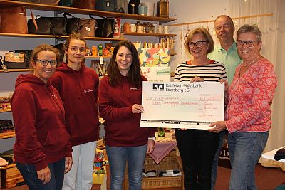 Mehrere Personen, bei einer symbolischen Scheckübergabe